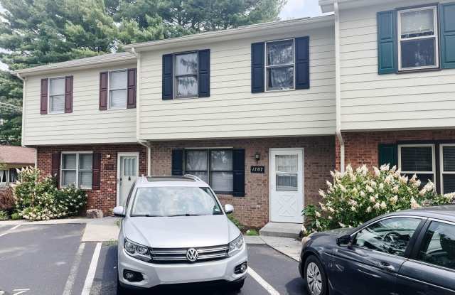 3 Bedroom, 3 Bath Townhouse - 1707 Emerald Street, Blacksburg, VA 24060