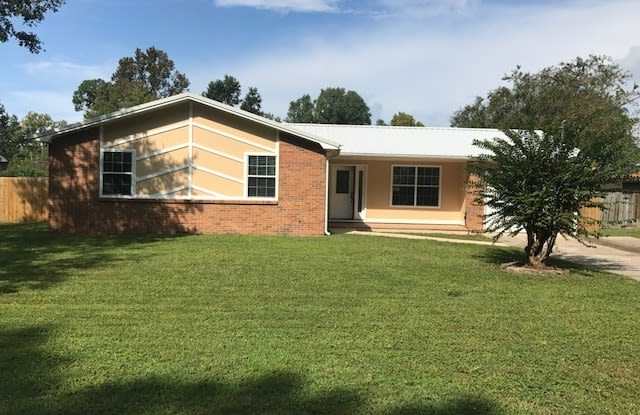 Beautiful Home w/Custom Features and High-End Fixtures! Convenient to Tyndall AFB!! *1/2 Off Security Deposit for Active-Duty Military!!* - 1208 South Comet Avenue, Callaway, FL 32404