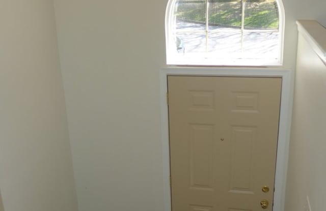 Spacious 4bd 3.5bth Brick-Front Townhome in The Lakes Gallery 3