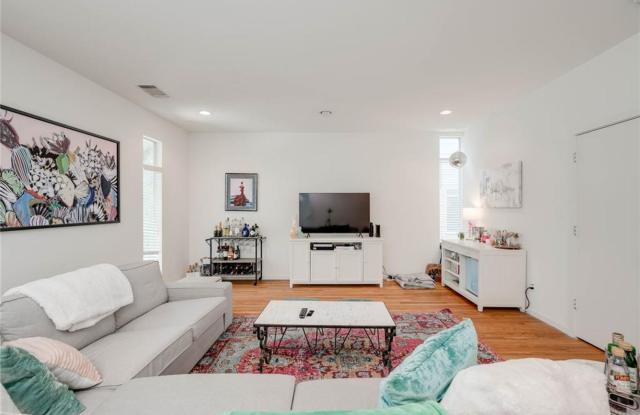 712 E. 45th St  - Amazing free standing 5 bed 5.5 bath house in Hyde Park. Gallery 4