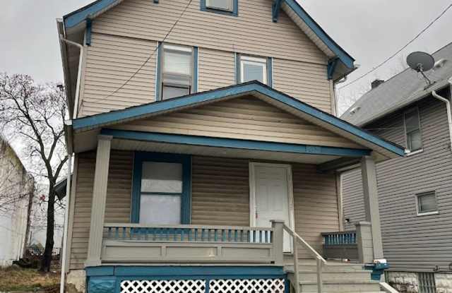 Three bedroom one bathroom home for rent! photos photos