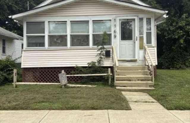 Pet-Friendly 2-Bedroom Kenmore Home with Garage and Enclosed Porch photos photos Pet-Friendly 2-Bedroom Kenmore Home with Garage and Enclosed Porch photos photos