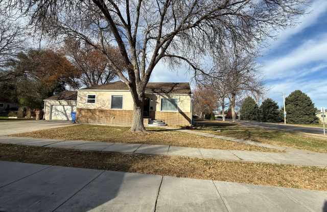 Three Bedroom, One and half bathroom, Attached Two Car Garage, Central Air! - 2402 5th Avenue, Scottsbluff, NE 69361