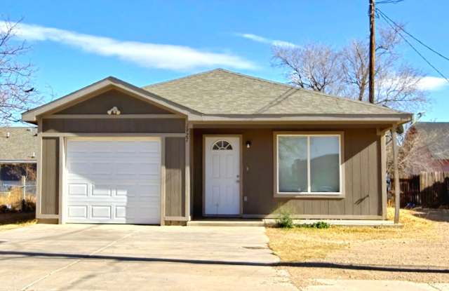 MOVE-IN SPECIAL: Cozy 3 Bedroom Home Near Downtown photos photos