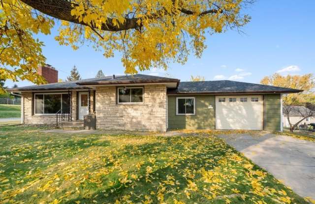 Remodeled 4bd 2ba fully finished rambler style home in New Brighton photos photos