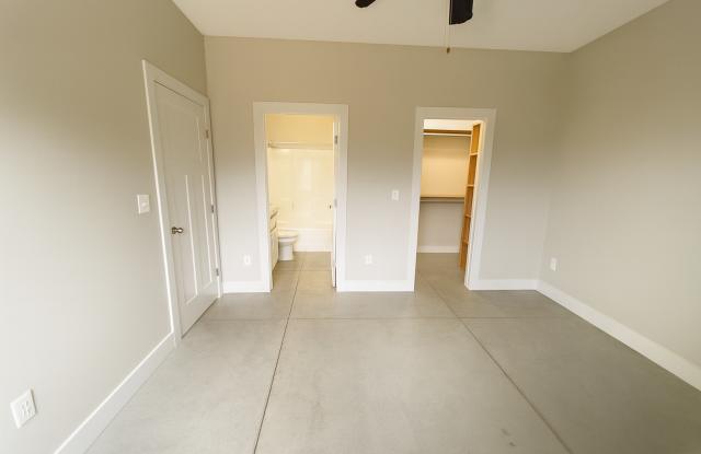 8182/84 E 34th Ct S Gallery 3