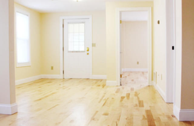 22 Cedar St, Burlington, VT | Renovated 2 Bedroom House Near UVM & Downtown | June 2027 Gallery 1