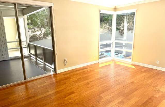 Modern Peninsula Living Across from Carlmont Village Gallery 2