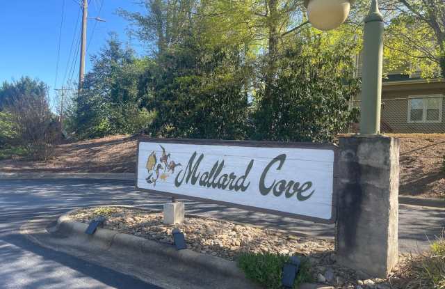 Spacious 2 Bed, 2 Bath Townhouse in Prime Hickory Location – Community Pool & Tennis Courts Gallery 4