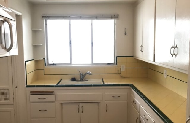 1057 1/2 South Genesee Avenue - 1057 1/2 S Genesee Ave, Los Angeles, CA 90019