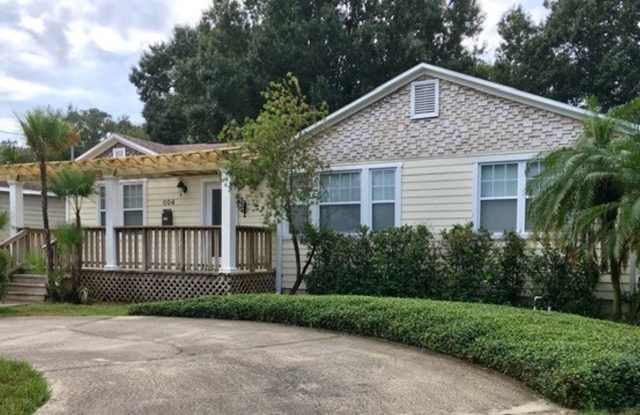 Tampa Riverside Heights Beautiful Bungalow for Rent 3/2 - 804 West Woodlawn Avenue, Tampa, FL 33603