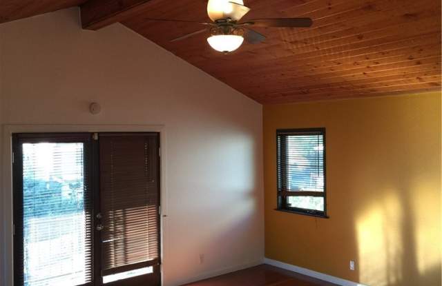 2564 Lake View Avenue Gallery 2