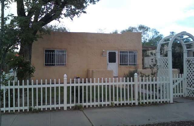 MONTERY HEIGHTS CNM/UNM DARLING 2 Bedroom 1 Bath House with Garage - 2111 Oxford Avenue Southeast, Albuquerque, NM 87106