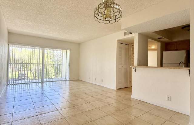 1500 SE ROYAL GREEN Circle Gallery 2