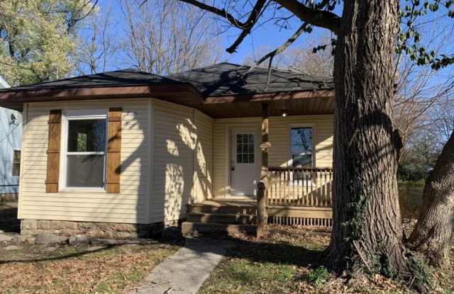 3 bedroom/2 bath house - 2046 North Campbell Avenue, Springfield, MO 65803