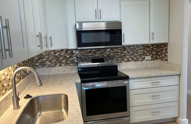 Crescent Park, 2 bedroom, 2 bathroom, with washer/dryer in apartment, Huge Diamond Head view from large tiled lanai, Ocean view, 2 blocks off Waikiki Beach! photos photos