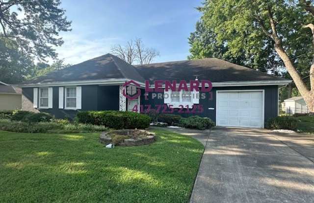 Beautiful 3 Bedroom House with Fenced in Yard - 1246 East Broadmoor Street, Springfield, MO 65804