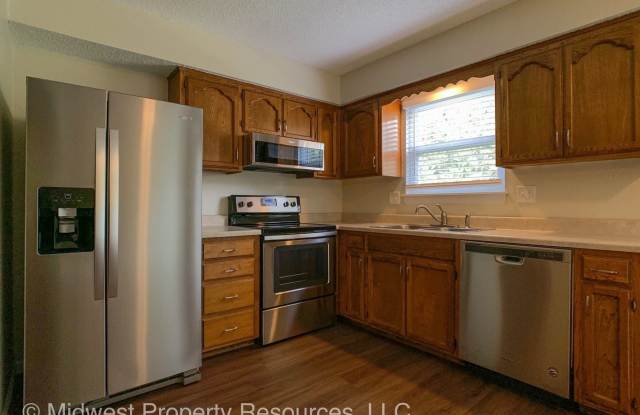 303 NE Timbercreek Dr Gallery 2