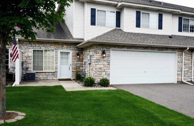 Stunning 2 Bed, 1.5 Bath Townhouse in Lakeville Gallery 1
