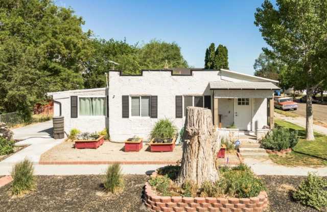 Adorable Three-bedroom home! Centrally Located Gallery 1