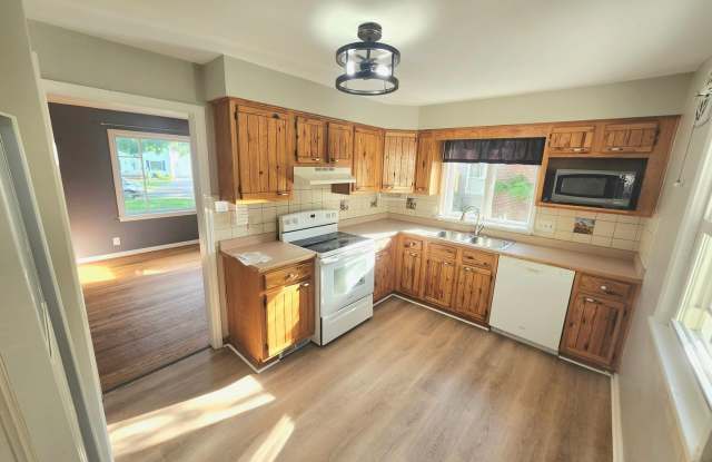 Spacious 4bd apt | Laundry hooks ups | Off street parking photos photos Spacious 4bd apt | Laundry hooks ups | Off street parking photos photos