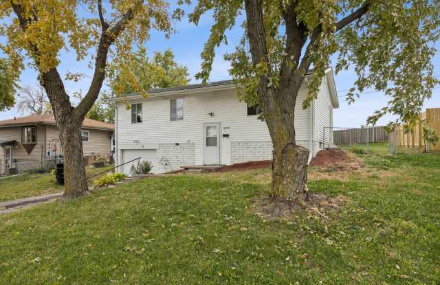 3-Bedroom Home with Large Fenced Yard Gallery 3