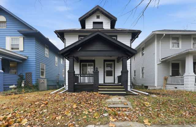 Freshly Updated 3-Bed Home with Back Parking photos photos