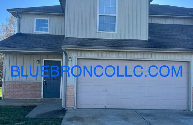 Georgous duplex in Raymore with a lot to offer! - 617 West Pine Street, Raymore, MO 64083