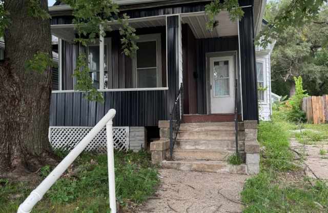 Spacious 4-Bedroom Single-Family Home in Peoria – 1,349 Sq Ft, Available Now photos photos