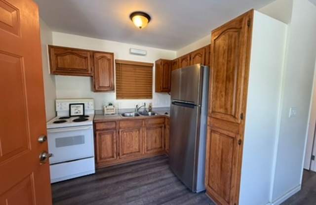 Unfurnished Pet Friendly 2 bed/1 bath - Walk to the Beach, Park, Grocery photos photos