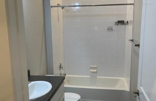 Charming 2BR Condo in Aurora Gallery 3