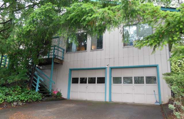 3 Bedroom Duplex ~ Close to Timberhill ~ Pet Friendly photos photos