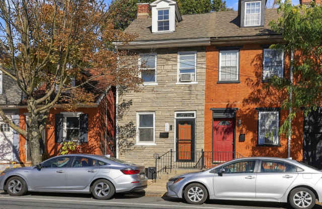 3 bed, 1 Bath in Chestnut Hill Neighborhood Available Now! Gallery 4