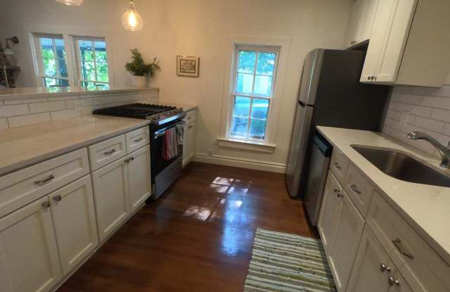 Masterfully renovated 1898 bungalow Chautauqua Park Gallery 4