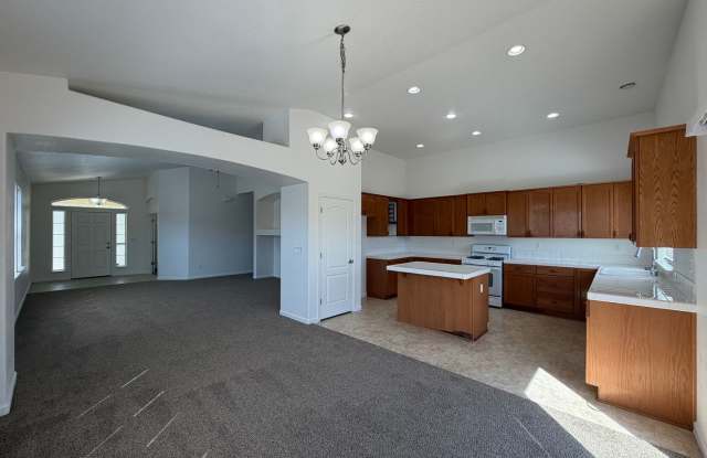 Large 3-bedroom home located in the Royal Oaks Estates Gallery 3