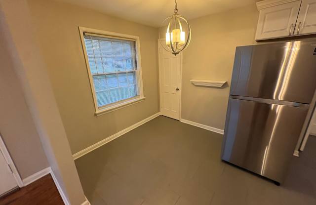 Charming, Updated 2 Bed/ 1 Bath Gallery 4