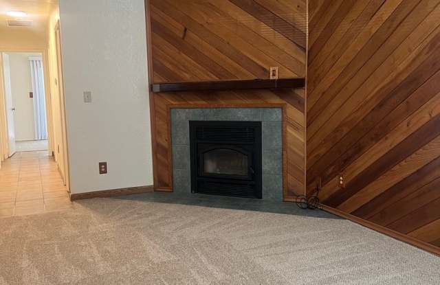 CUTE 2 BEDROOM HALF-PLEX WITH PRIVATE YARD! Gallery 4
