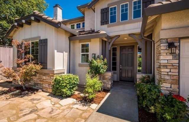 East Roseville Olympus Pointe 3900 sft 4 Bedroom + Den/Office, 5 Bathrooms, 3 Car Garage, Gardner Provided NO PETS Gallery 3