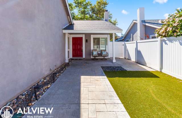 Beautifully Upgraded Single Level Home in Lake Forest Available NOW! Gallery 4