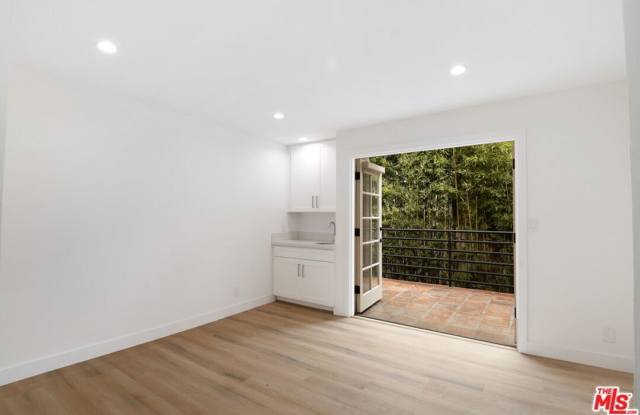 824 Westmount Dr Gallery 4