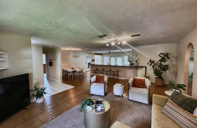 Exceptional 2.7-Acre DeLand Estate with Pool, Private Apartment, Generator, Garden & Oversized Garage Gallery 4