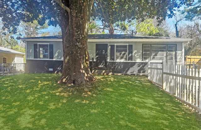 4/2 Ranch with Fenced Yard - Housing Vouchers Accepted photos photos