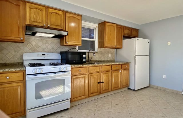 428 8TH ST - 428 8th Street, Union City, NJ 07087