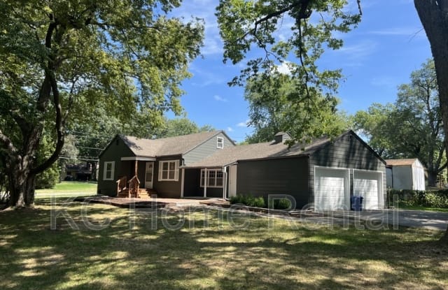 11101 Applewood Dr - 11101 Applewood Drive, Kansas City, MO 64134