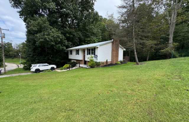 NEWLY RENOVATED 3 BED 3 BATH BEAUTY JUST OUTSIDE OF TOWN! Gallery 4