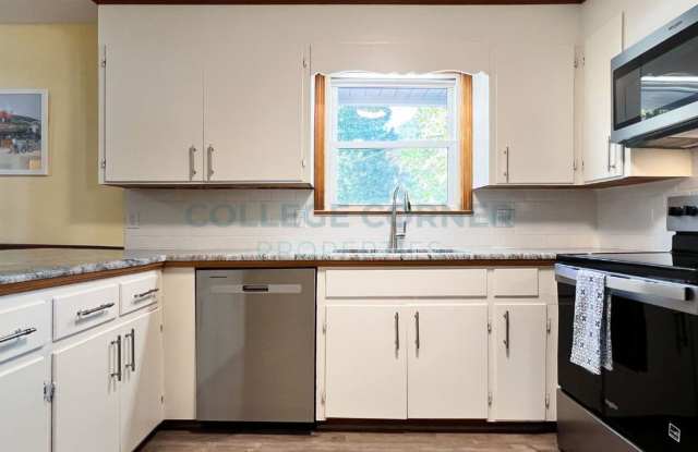 146 ROSEDALE CIRCLE - Available 6-1-2027 - 5-18-2028  (Priced By Room) Fully Furnished! Gallery 4