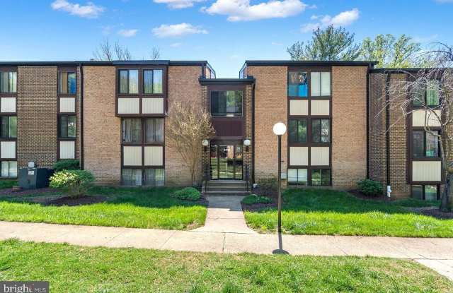 9733 KINGS CROWN Court unit: 102 photos photos