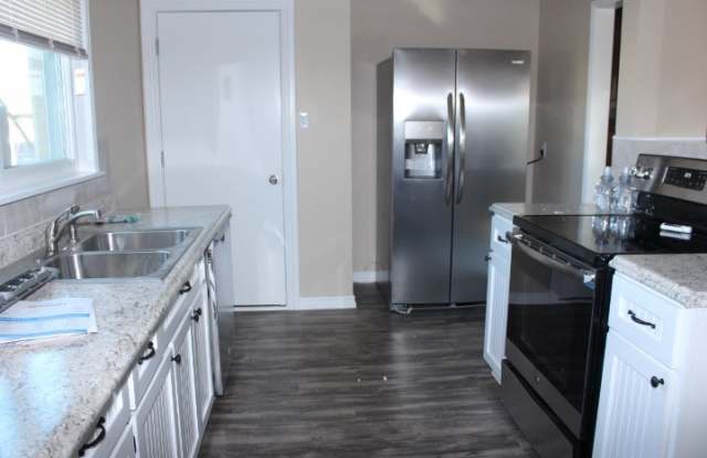 Nice three bedroom close to Hospital and Cameron Gallery 4
