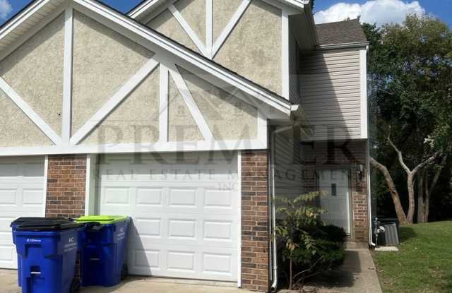 3562 NE Independence Ave, Lee's Summit, MO 64064 - 3 bed / 1.5 bath TH w/ single garage - Interior is updated- Rent $1375 photos photos