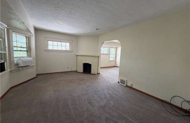 1605 Larchmont Avenue Gallery 2